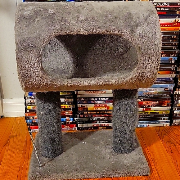 Cat stuff - Picture 1 of 3